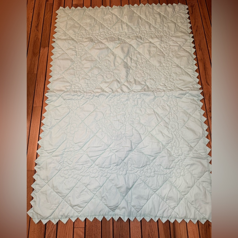 Child/Baby Charming White and Green Embroidered Quilt - Picture 9 of 11